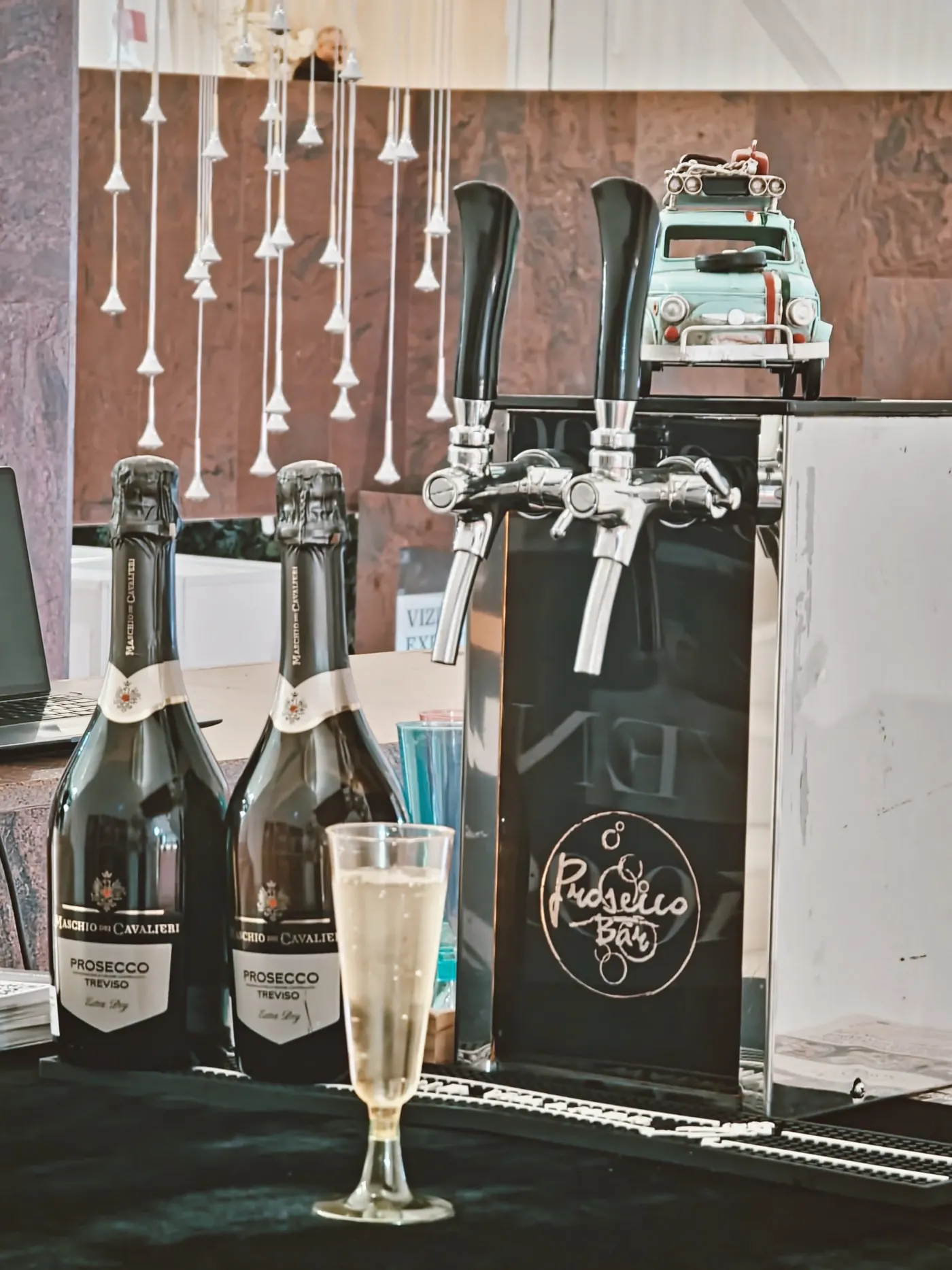Draft bar cu dozator cu două robinete și sticle de prosecco