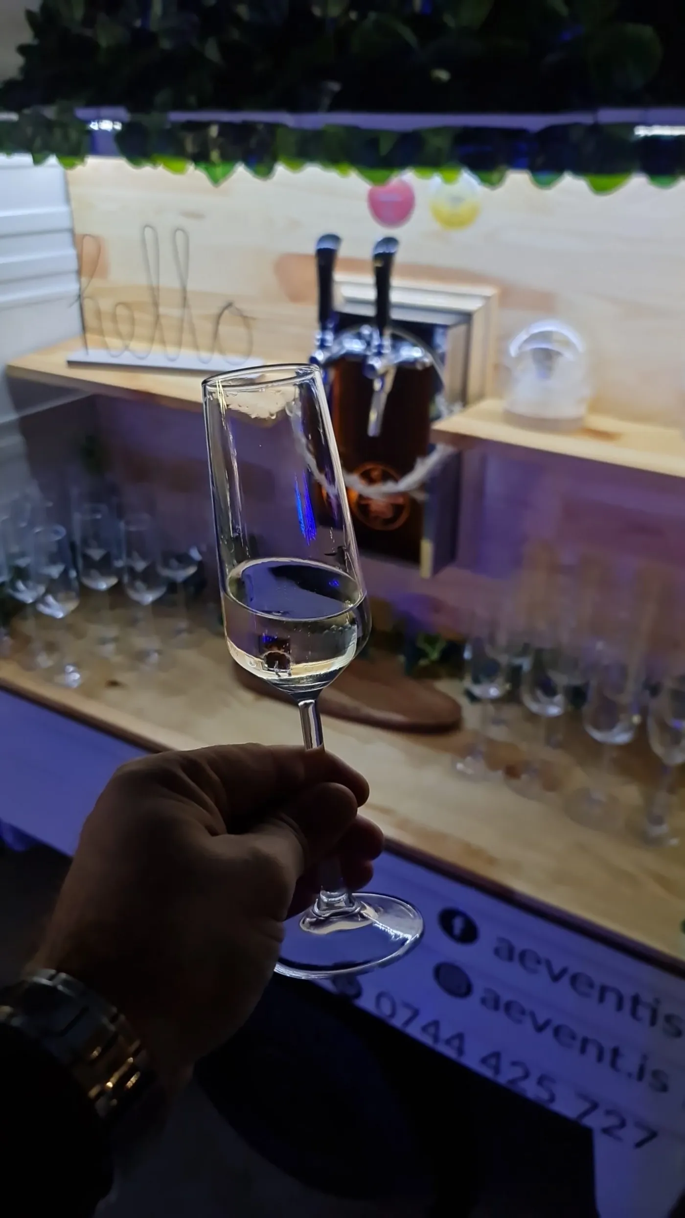 Pahar de prosecco în fața barului Buongiorno, seara