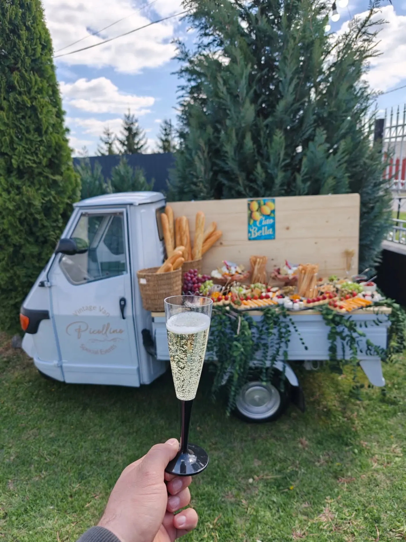 Pahar de prosecco în fața standului Picollino
