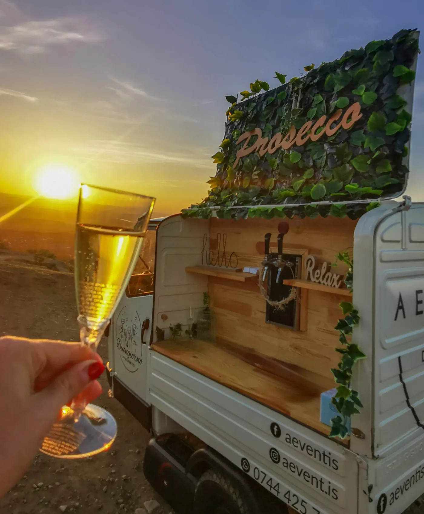 Pahar de prosecco ridicat la apus în fața lui Buongiorno, Piaggio-ul prosecco bar Aeventis