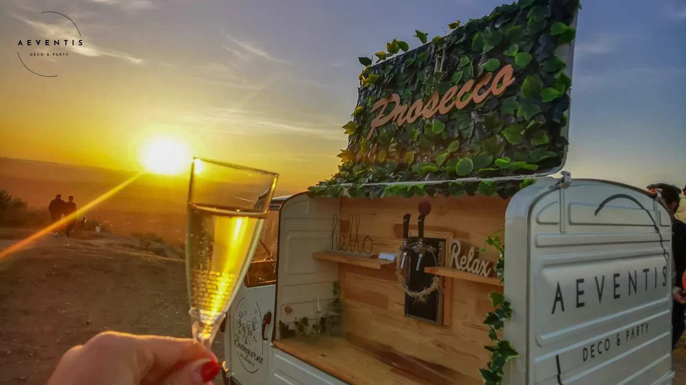 Buongiorno la apus, cu panou verde și inscripția Prosecco